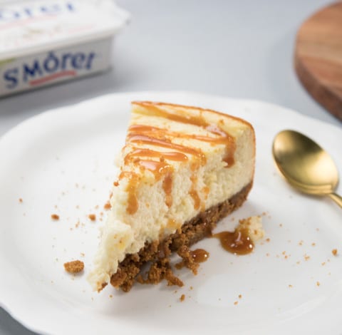 Cheesecake au St Môret, croûte aux spéculoos et sauce caramel
